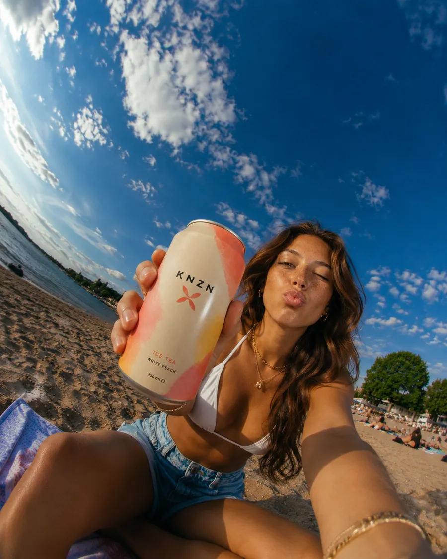 Beach-Selfie mit KNZN Dose