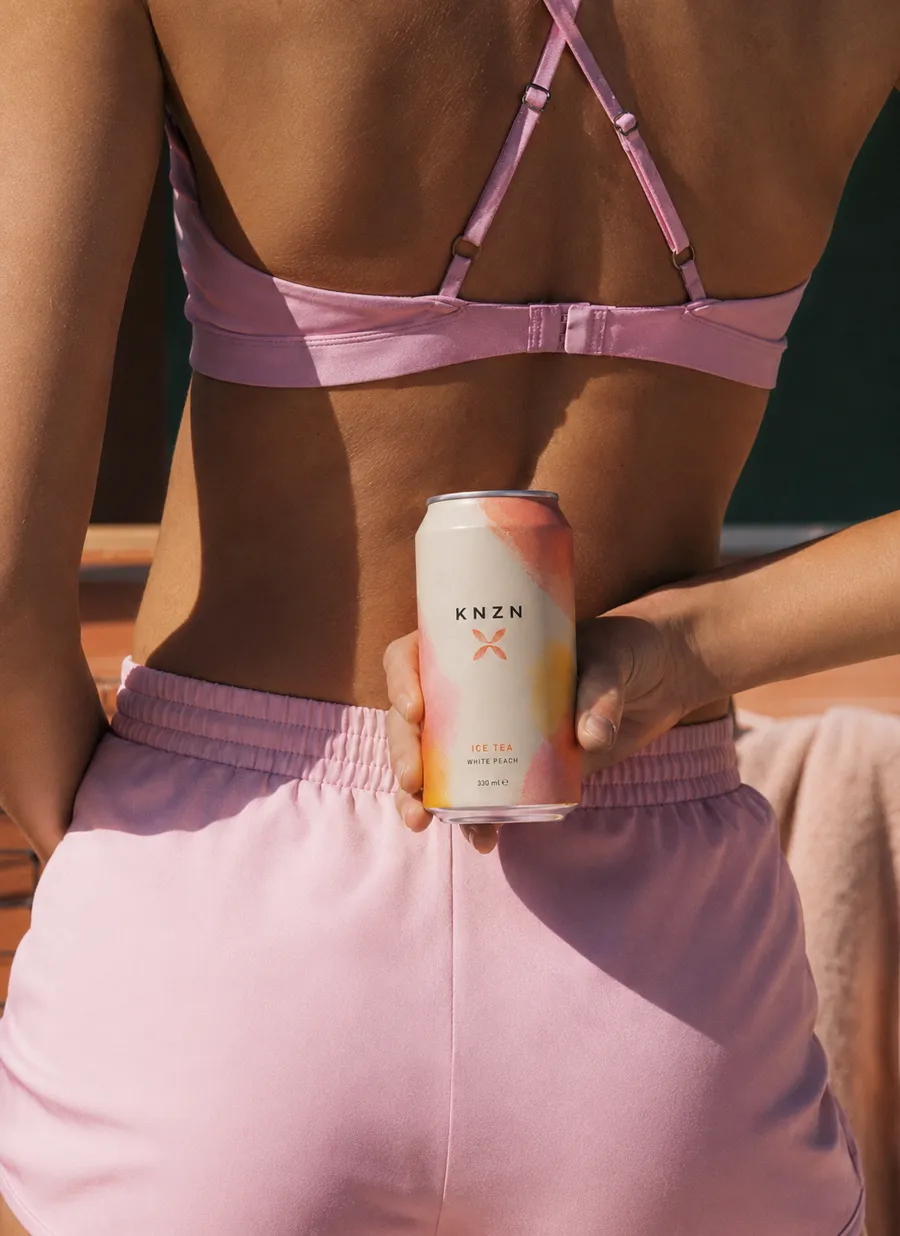 KNZN Dose hinter dem Rücken, rosa Outfit